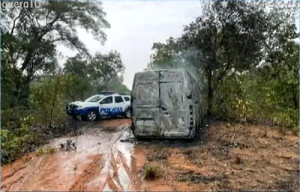 Assalto de uma carga de cigarros em Araguaína termina com veículo incendiado e dois funcionários reféns