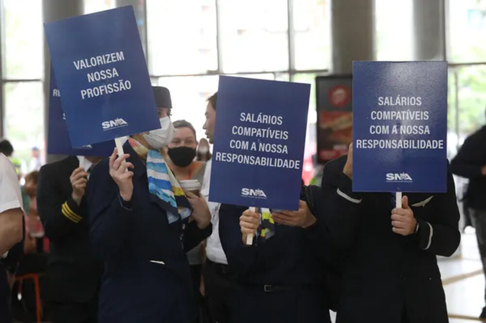 Aeronautas rejeitam proposta das empresas e mantêm greve