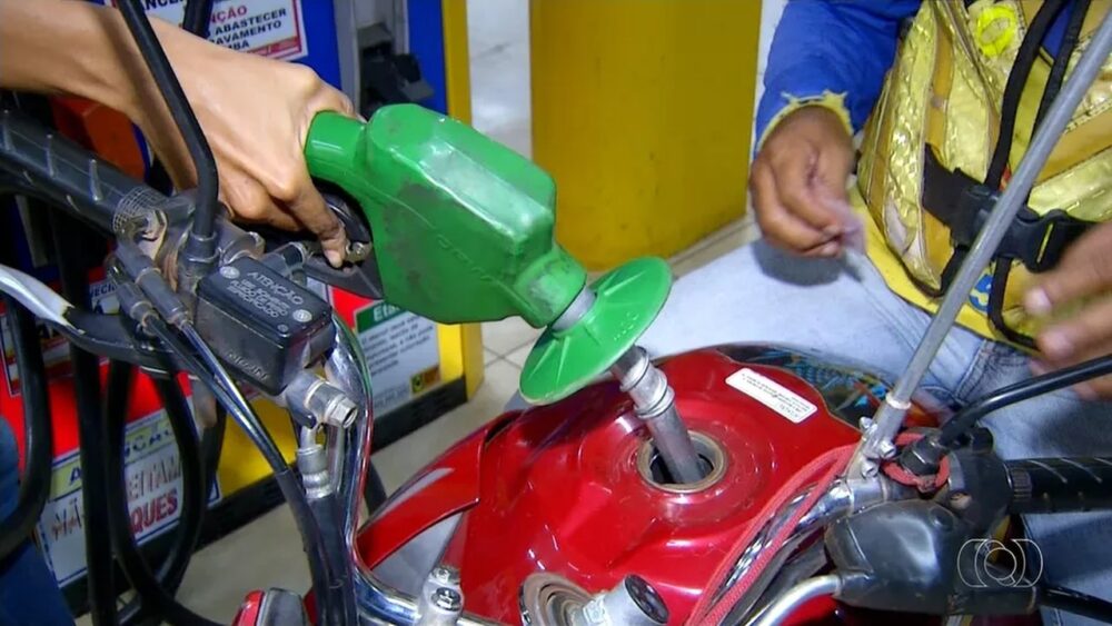 Volta de imposto deve elevar preço da gasolina em R$ 0,69 nos postos, aponta levantamento do CBIE