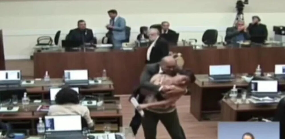 [Vídeo] Parlamentar abraça e beija vereadora à força em sessão da Câmara de Florianópolis