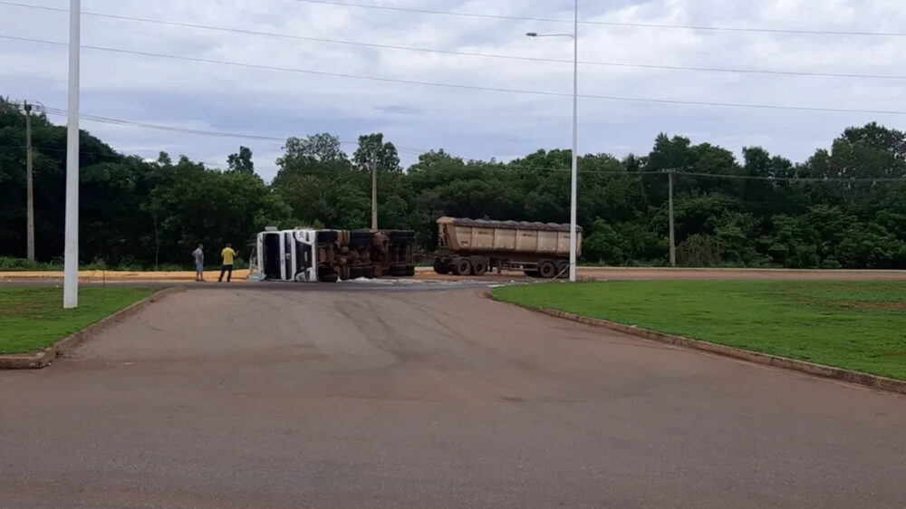 Mais de 24h: Caminhão tomba próximo a UFT no domingo e nesta segunda-feira ainda não havia sido retirado do local