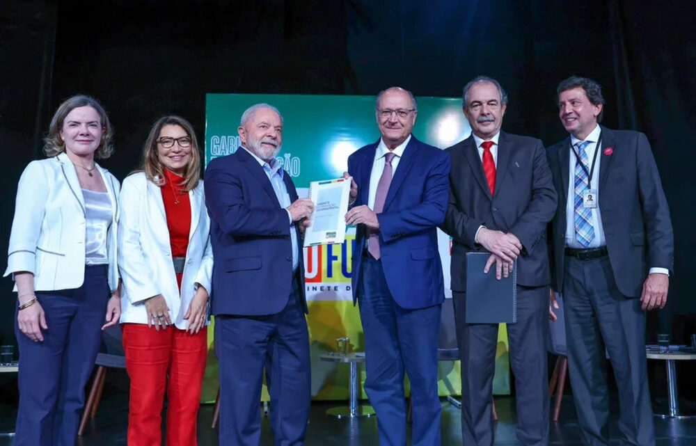 Saiba quem são os 16 ministros anunciados por Lula para o futuro governo; lista inclui Alckmin e seis primeiras mulheres