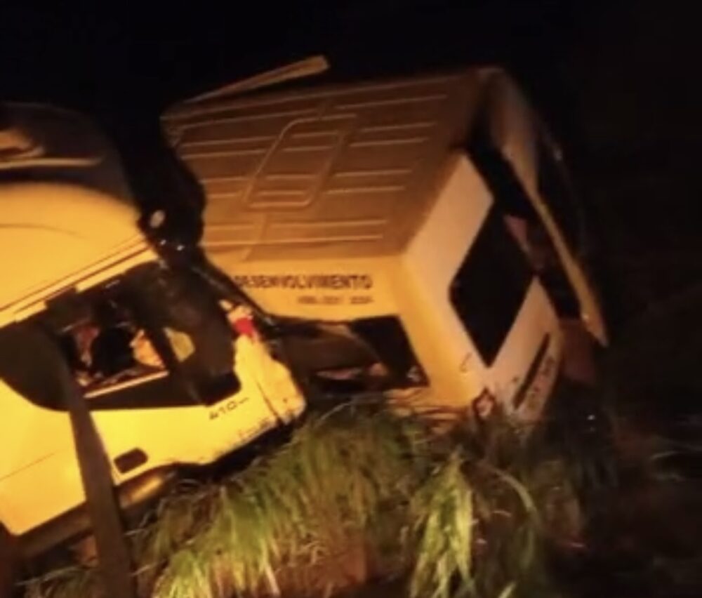 ATUALIZAÇÃO: 12 pessoas morrem em grave acidente envolvendo van e caminhão entre Almas e Natividade; tragédia deixa população em luto