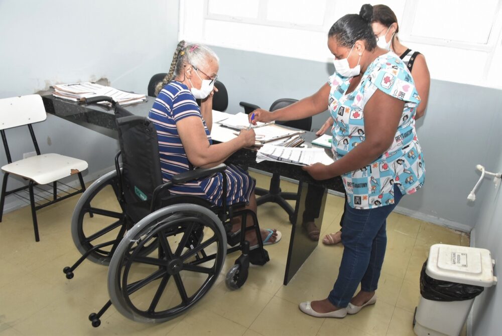 Governo do Tocantins entrega cadeiras de rodas à população de Porto Nacional