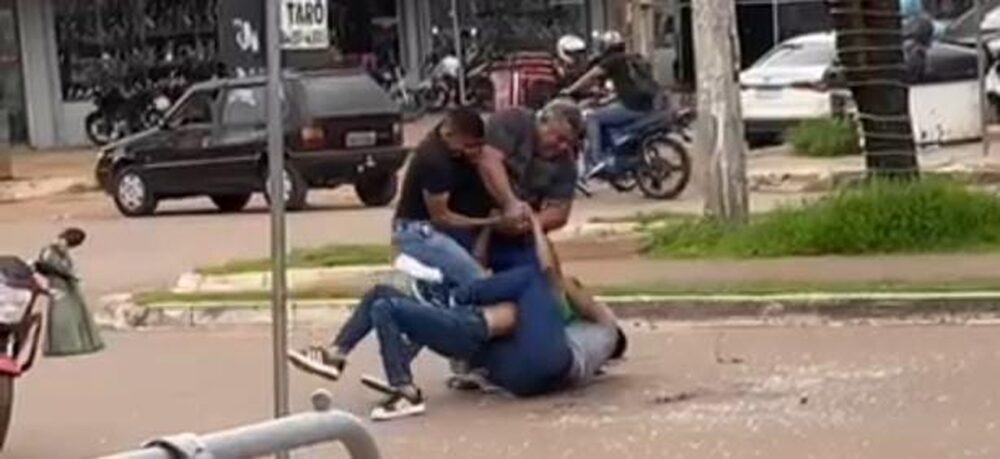 [Vídeo] Veja o momento em que assaltante é detido por proprietário de loja com ajuda de populares em Taquaralto, região sul de Palmas