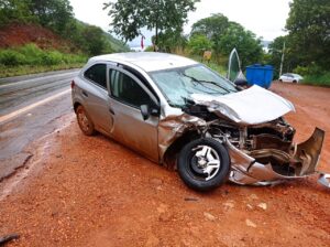 Veículo fica destruído após capotar na TO-030, em Palmas; motorista apresentava sinais de embriaguez