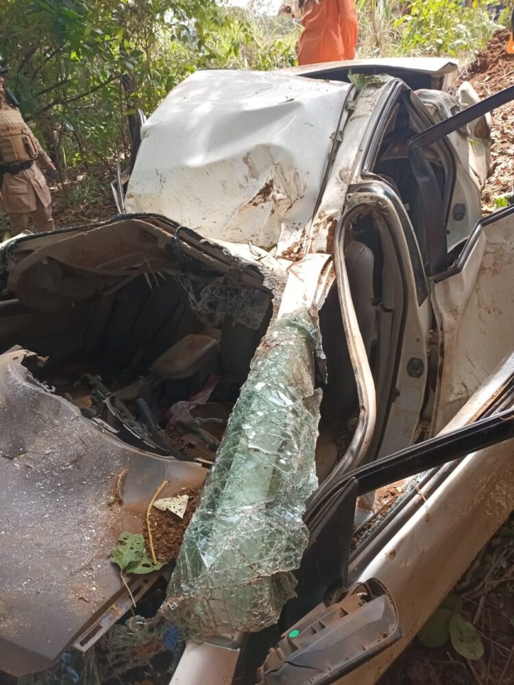 Veículo fica destruído após capotar na TO-030, em Palmas; motorista apresentava sinais de embriaguez