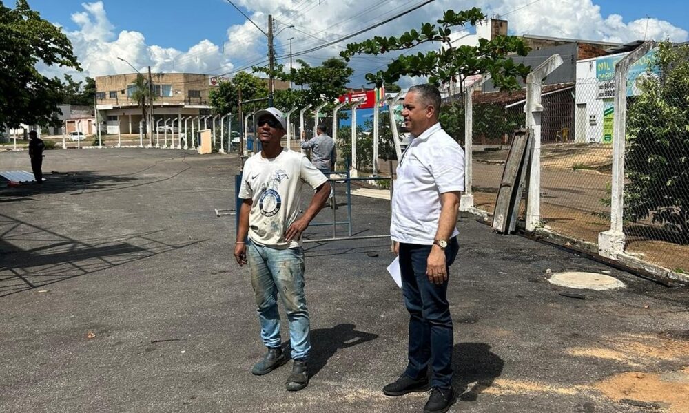 Vereador Eudes de Assis visita feira do Aureny I após requerer sua reforma na região sul de Palmas