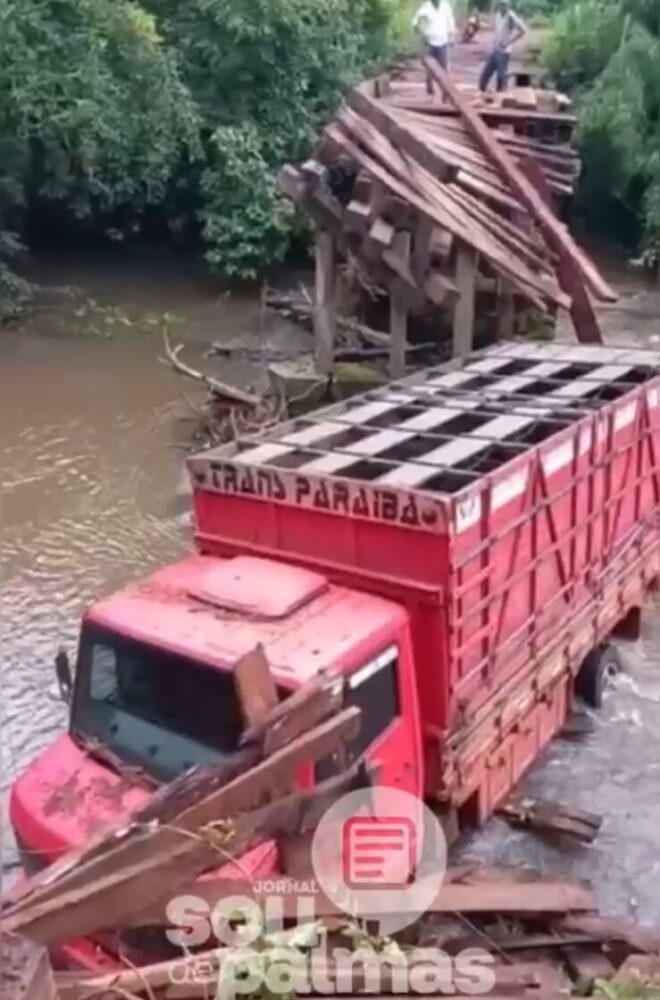 PERIGO! Caminhão cai dentro de rio após ponte desabar em Miracema do Tocantins; VEJA VÍDEO