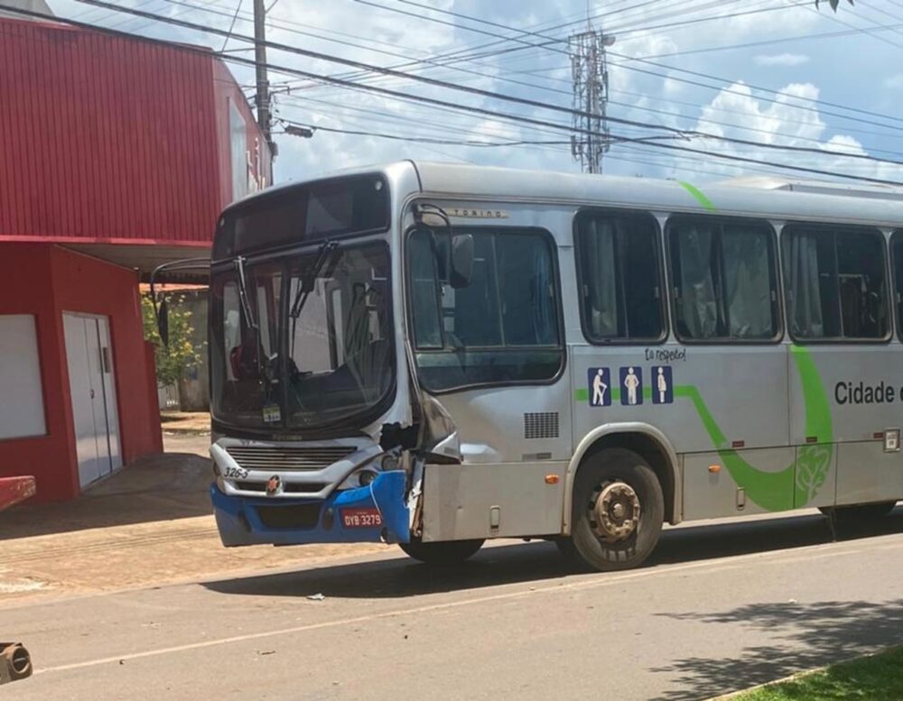 VÍDEO: Ônibus do transporte coletivo se envolve em acidente após colidir em carro guincho no Aureny III, região Sul de Palmas