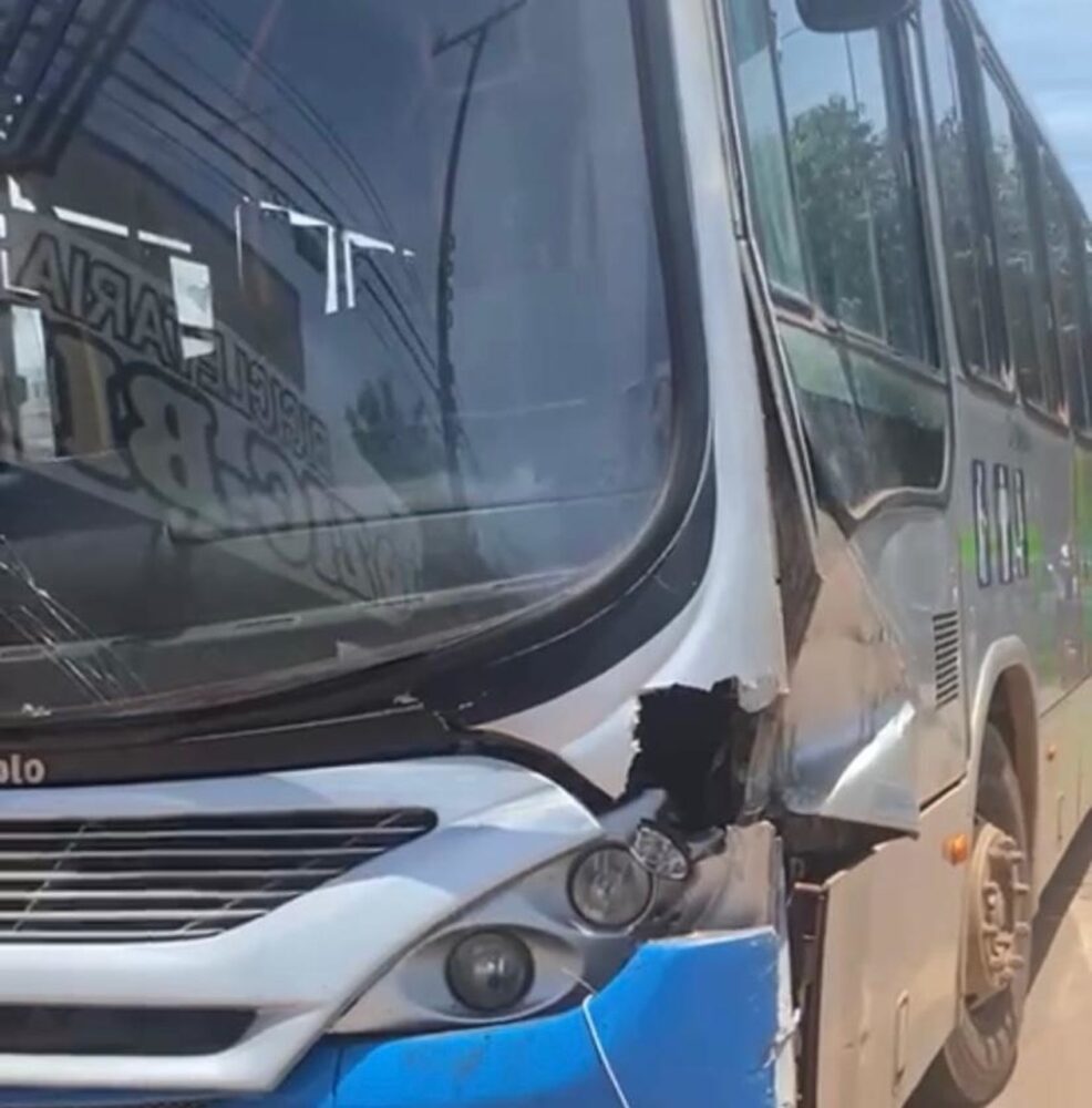 Pelo menos 5 pessoas ficaram feridas, entre elas uma criança, em acidente envolvendo ônibus de Palmas