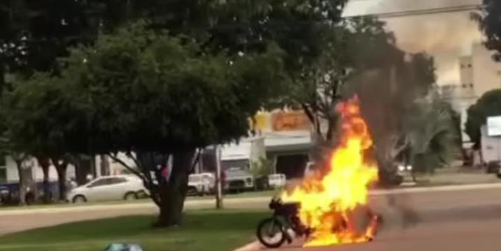 [Vídeo] Após abordagem no trânsito, homem coloca fogo na própria moto em Palmas e Detran esclarece que ele agiu por conta própria; entenda