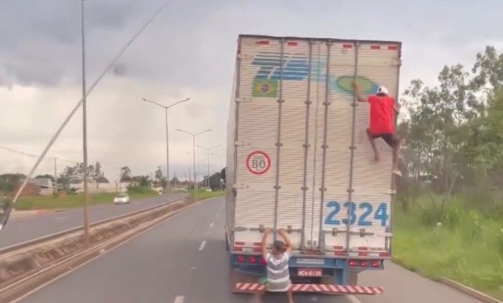 ALERTA PERIGO! Jovens são flagrados escalando caminhão baú em movimento na BR-153 em Araguaína; veja vídeo