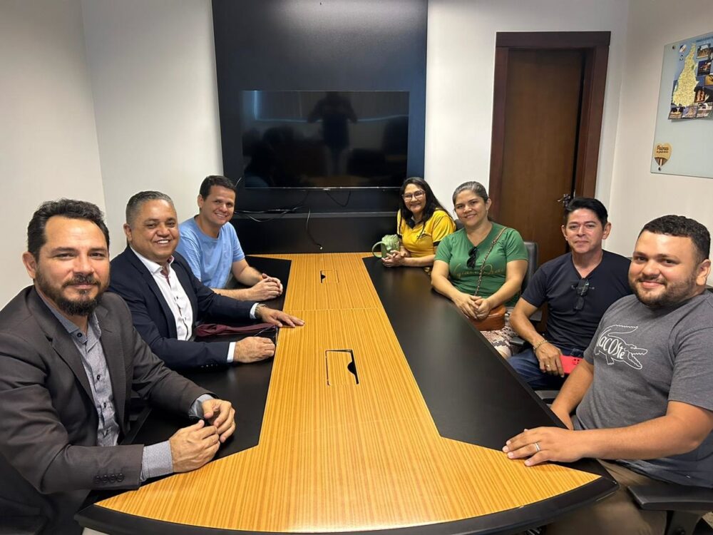 Vereador Eudes Assis e o secretário Agostinho Júnior se reúnem com representantes da ARCA do centro de Palmas para tratarem de melhorias no local