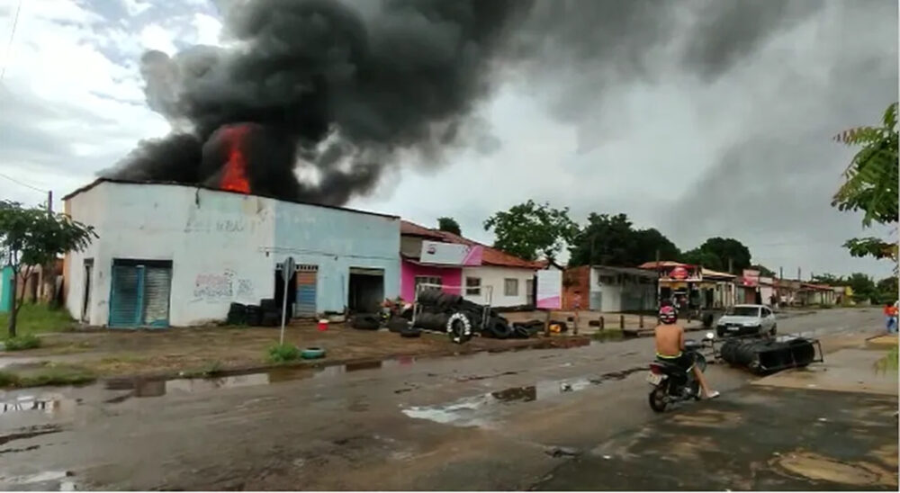 Incêndio atinge borracharia no setor Aureny III, em Palmas, e assusta moradores da região; VEJA VÍDEO