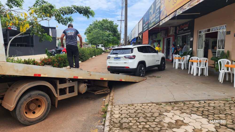 Prefeitura de Palmas recolhe veículos e notifica comerciantes que rebaixaram calçadas para uso de estacionamento