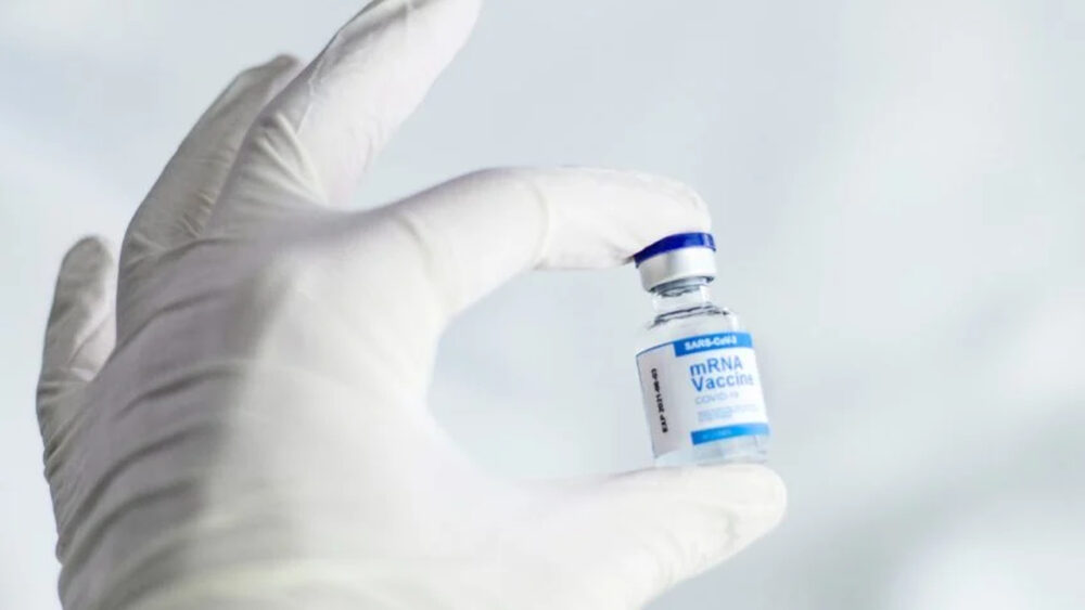 Brasil vai aplicar a partir de fevereiro nova vacina bivalente contra a Covid-19; entenda o que muda