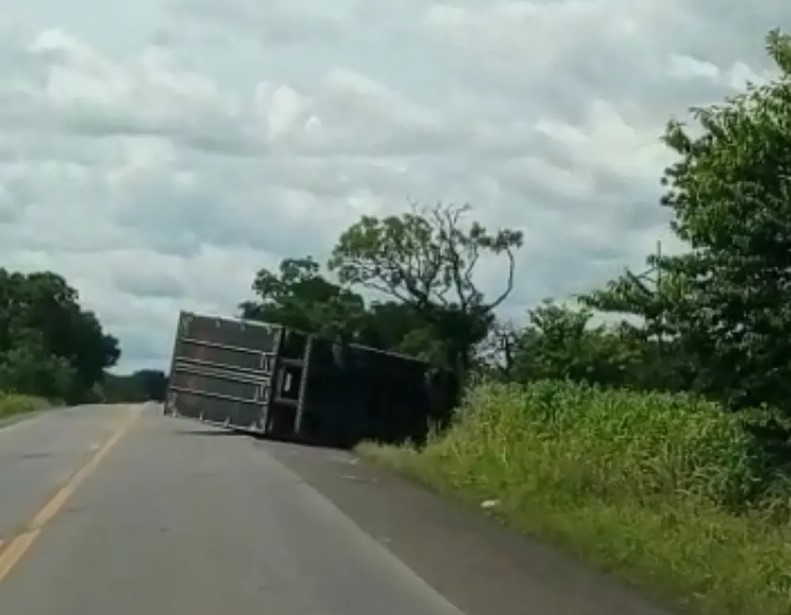 [Vídeo] Acidente de trânsito deixa caminhão baú tombado na BR-153 em Guaraí