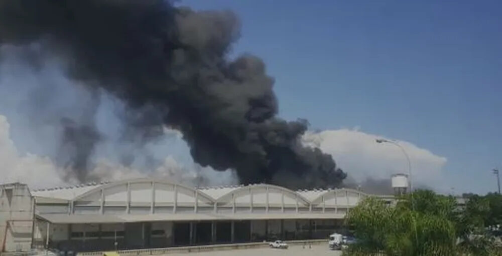 [Vídeo] Terminal de cargas do aeroporto Galeão no Rio de Janeiro tem galpão atingido por incêndio