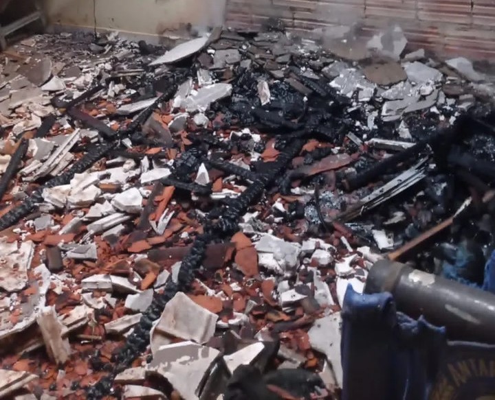 Incêndio atinge casa na região norte de Palmas e destrói móveis e parte do local