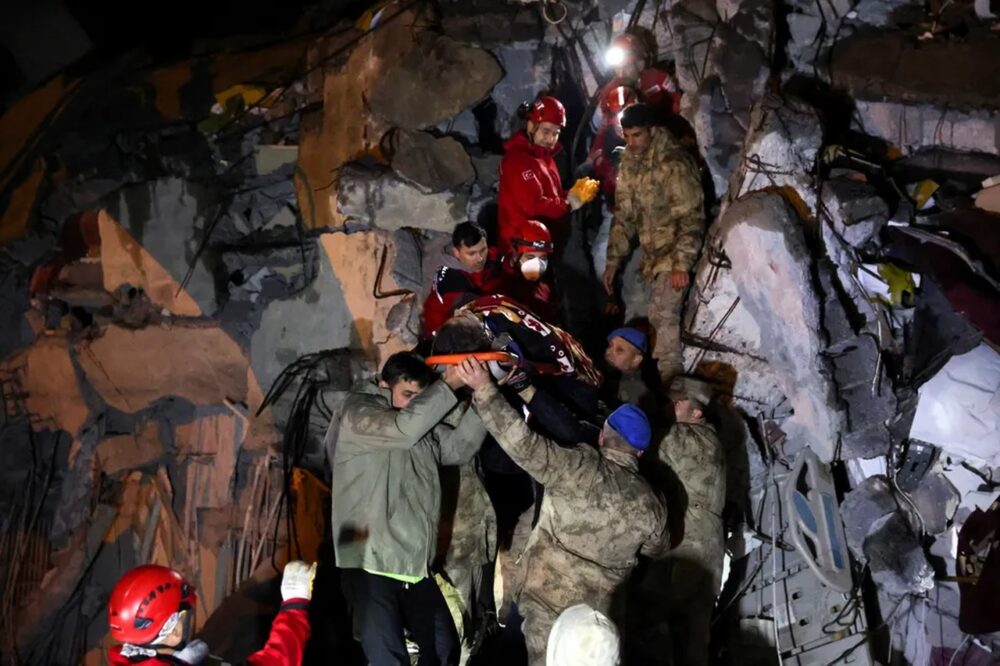Mortes passam de 5 mil após terremoto na Turquia e na Síria