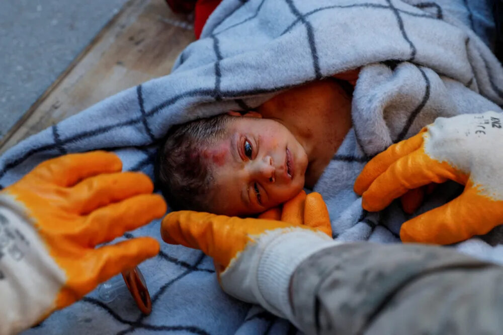 Bebê recém-nascido é resgatado dos escombros com vida na Turquia