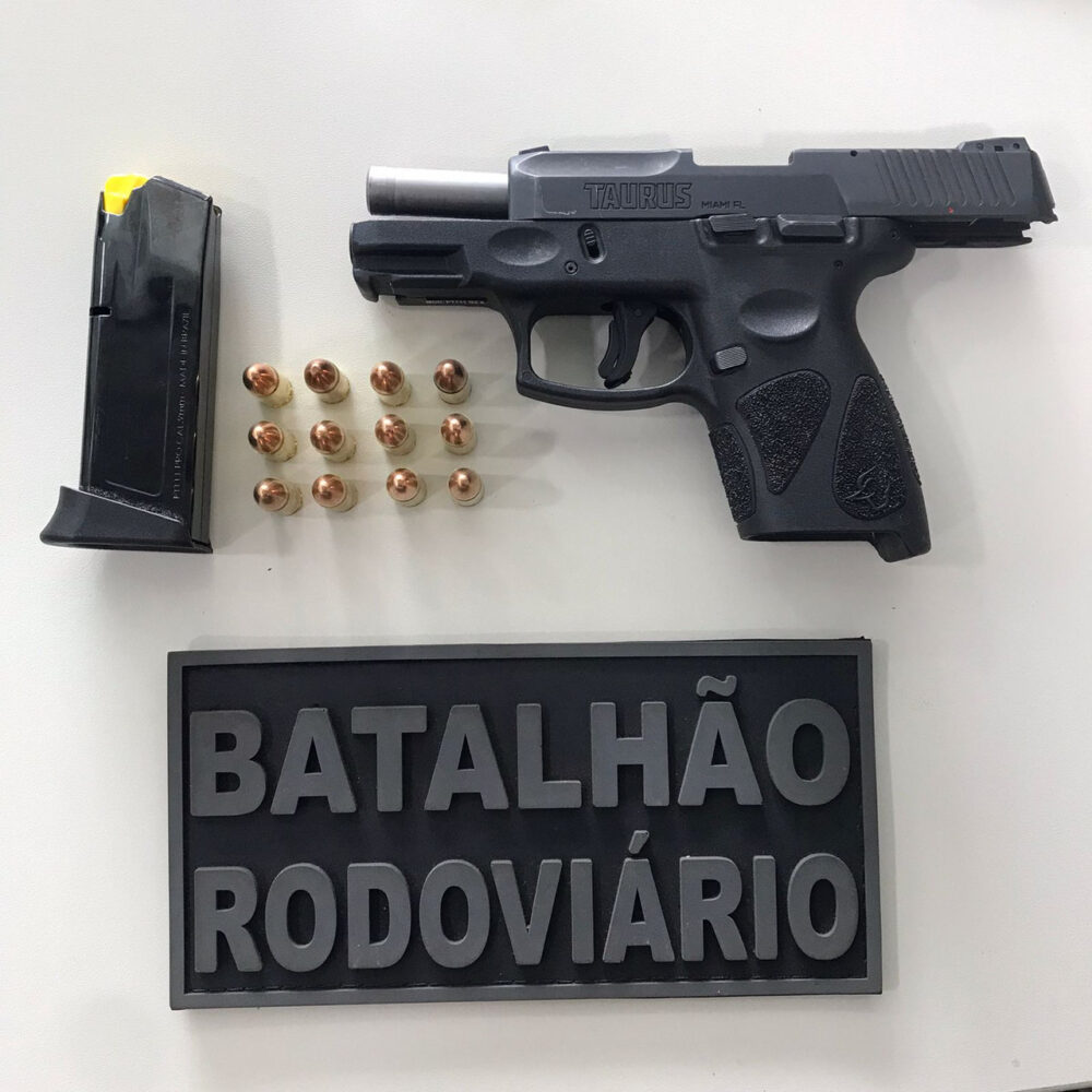 Homem é preso em Porto Nacional por porte ilegal de arma de fogo após ser flagrado bebendo enquanto dirigia
