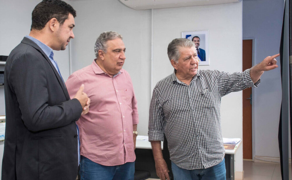 O vice-governador Laurez Moreira e representantes da Adapec se reúnem para discutir avanços na defesa agropecuária do Tocantins