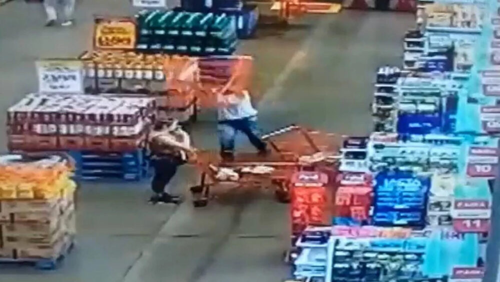 VÍDEO: Homem arremessa carrinho na cabeça de uma mulher na fila do supermercado no interior de Goiás