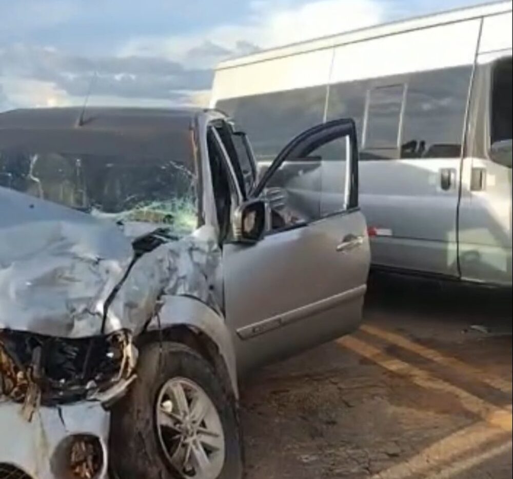 [VÍDEO] Colisão entre caminhonete e van com passageiros no trecho entre Palmas e Porto Nacional deixa pelo menos dois feridos