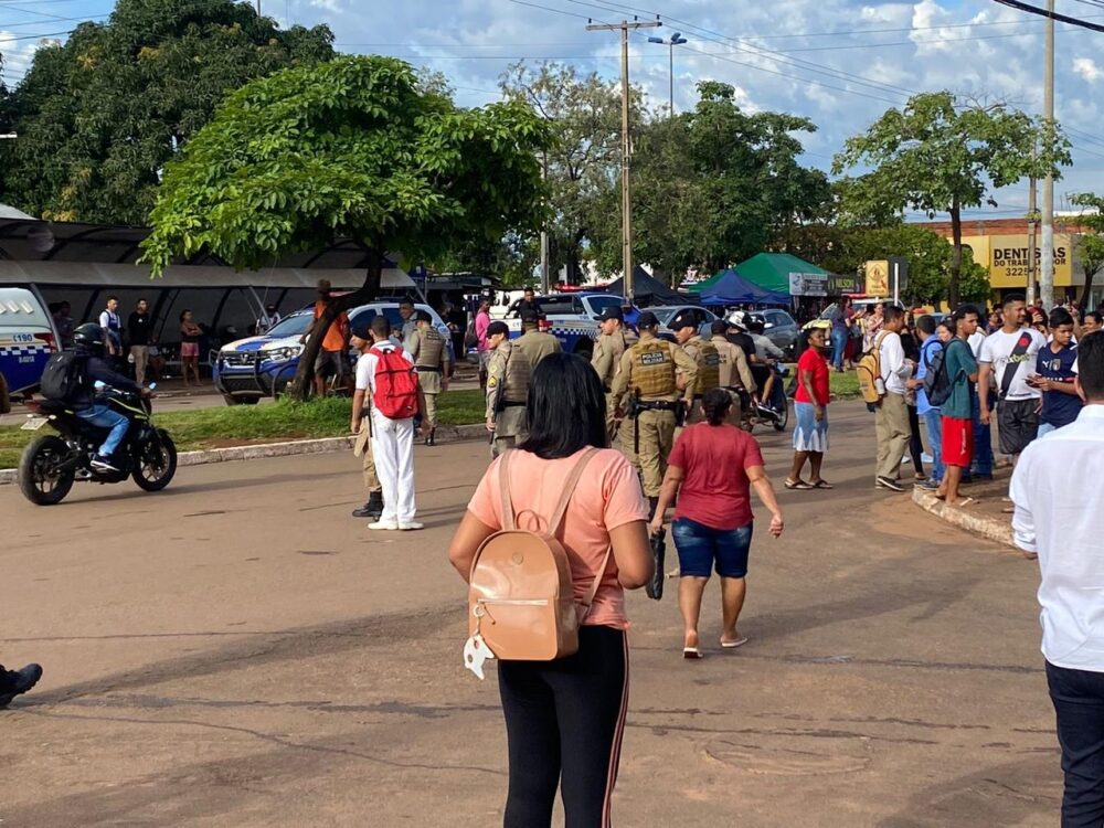 [vídeo] Revoltados com a qualidade do serviço, usuários do transporte público fazem manifestação no Aureny III