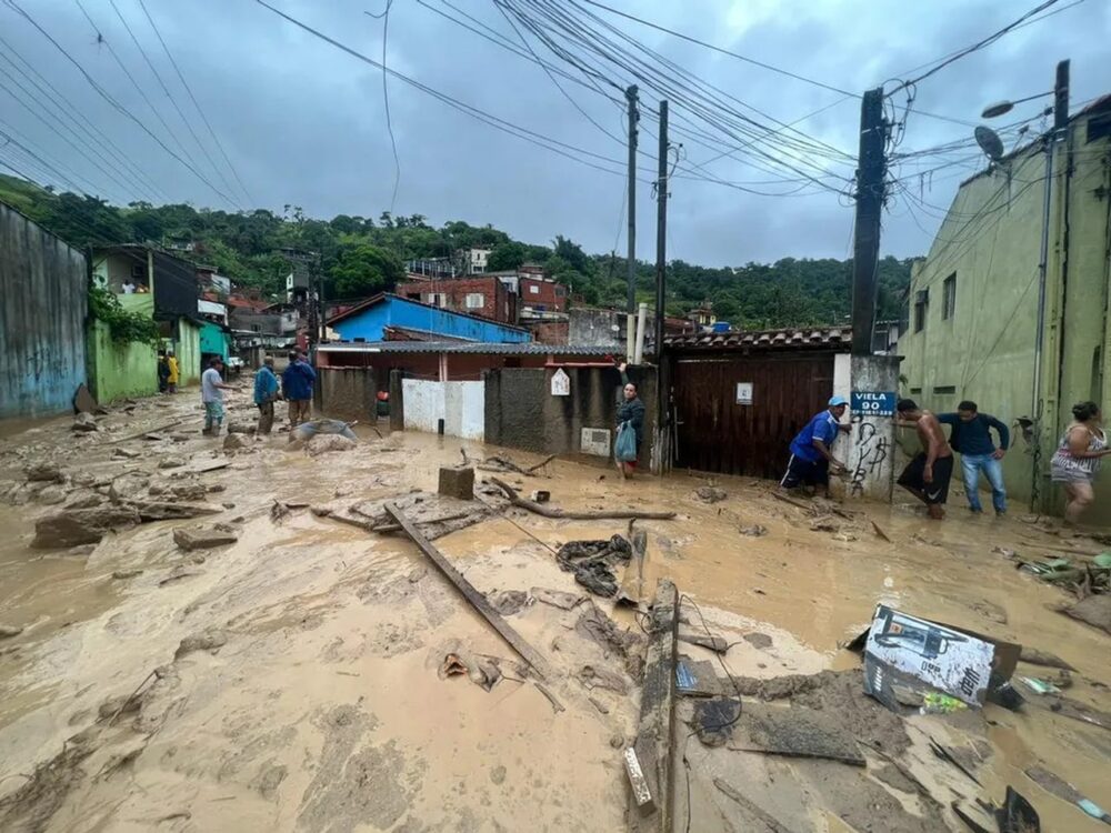 Litoral Norte de São Paulo sofre com temporal que deixa desabrigados e mais de 30 mortos