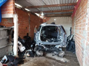 Carro de luxo roubado do cantor Péricles é achado desmontado na Zona Leste de São Paulo; veja fotos