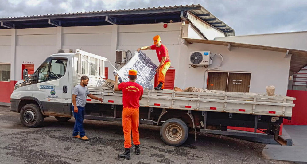 Bombeiros auxiliam moradores de regiões afetadas pelas cheias do Rio Lontra em Araguanã; confira