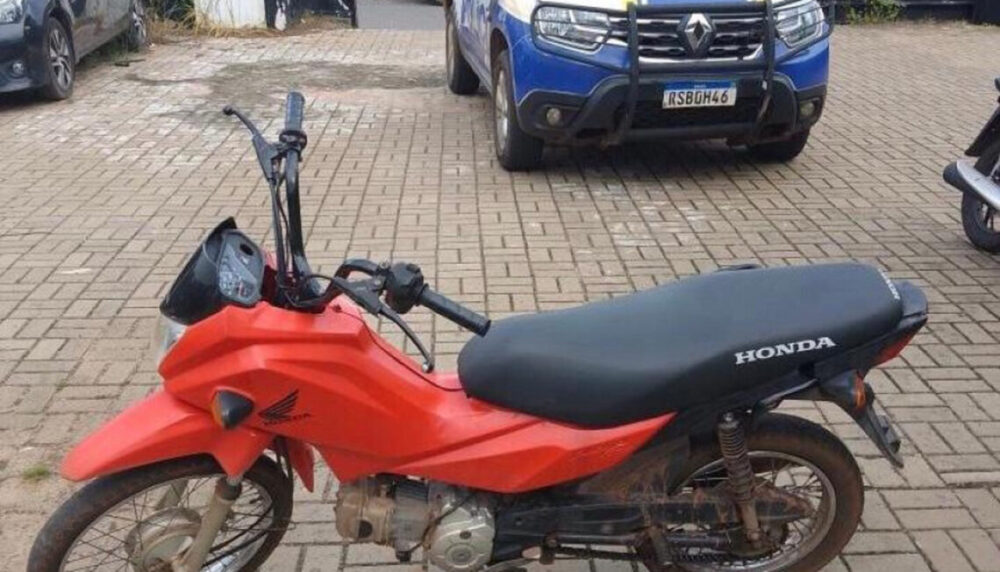 Dois adolescentes de 14 e 17 anos são apreendidos com uma motocicleta furtada após abordagem da PM em Araguaína