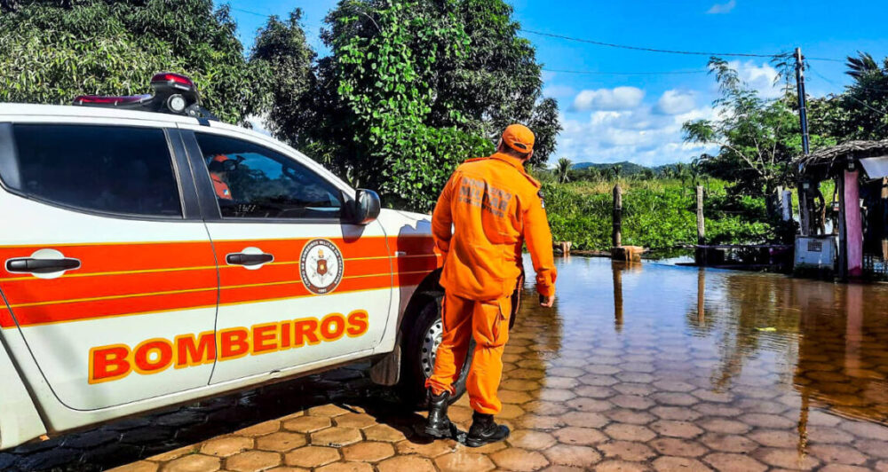 Cheias no rio Araguaia atingem casas em Araguanã e Corpo de Bombeiros auxiliam com entrega de itens; confira