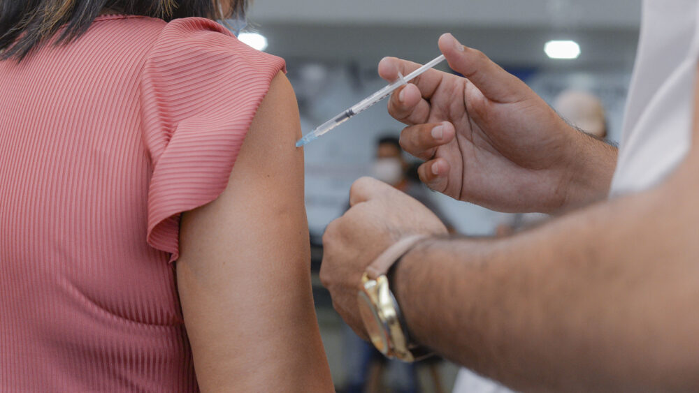 Prefeitura anuncia abertura de cinco unidades de saúde para vacinação contra covid-19 e influenza em Palmas; confira