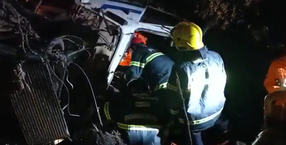 [VÍDEO] Motorista fica preso às ferragens de uma carreta com soja após tombamento nas proximidades de Guaraí e é resgatado pelos bombeiros