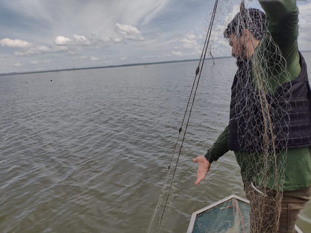 Equipes de fiscalização do Naturatins recolhem quase 3000 metros de rede de pesca e apreendem um barco e 87 quilos de pescado