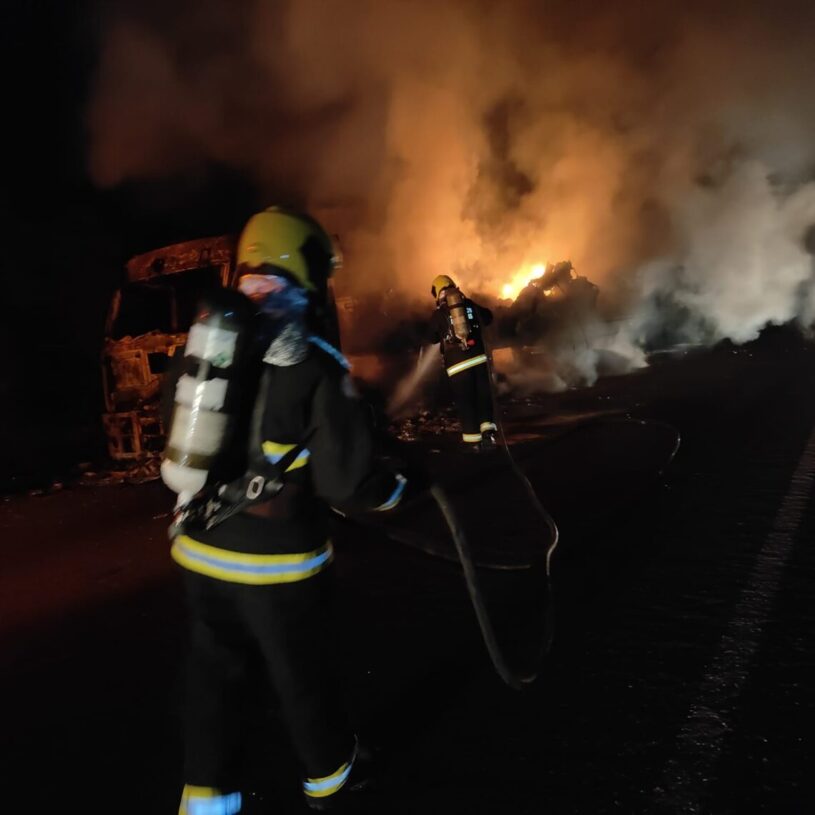 Caminhão que transportava móveis e eletrodomésticos pega fogo na TO-126 e mercadorias ficam totalmente destruídas; VEJA VÍDEO
