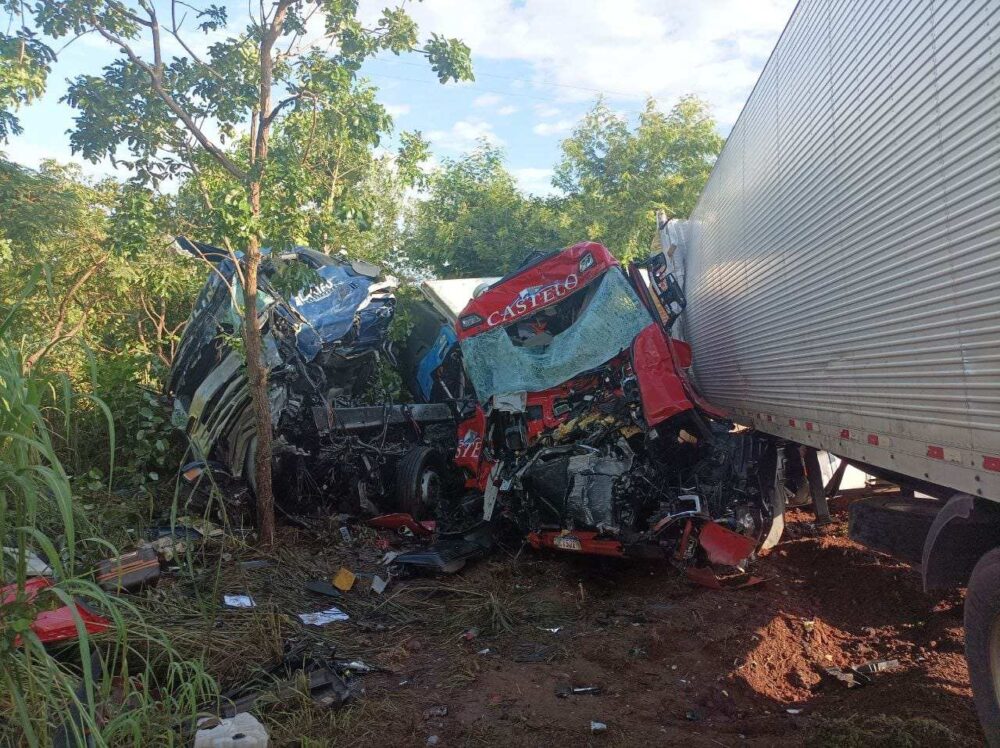 Caminhões Scania colidem de frente e deixa uma vítima morta e outra gravemente ferida em Talismã