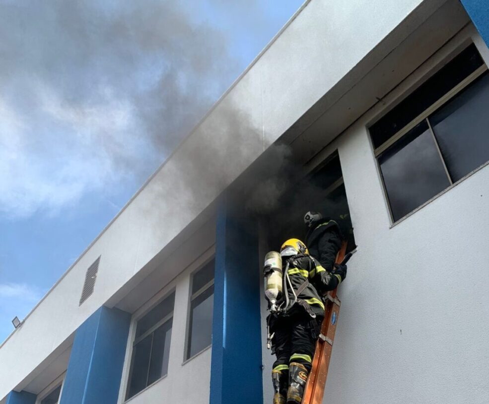 [VÍDEO] Princípio de incêndio atinge gabinete da reitoria da UNITINS, em Palmas, e Corpo de Bombeiros é acionado