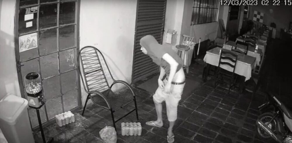 CONTORCIONISTA: Criminoso passa por grade da porta e rouba cerveja e mantimentos de restaurante em Guaraí; veja o vídeo