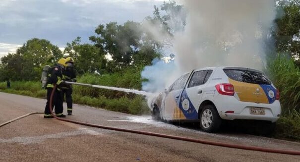 Veículo pega fogo na TO 255, próximo a ponte do Rio Tocantins, bombeiros são acionados ao local