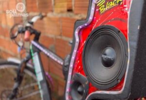 O "Zé do Rádio": conheça a história do morador de Palmas que chama atenção com sua bicicleta com som e capina lote para poder estudar; "Sonho em ser policial"
