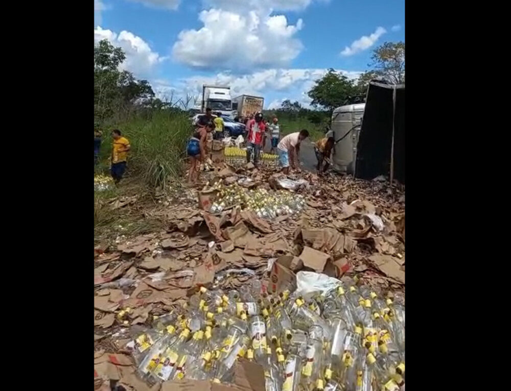 VÍDEO: Caminhão de bebidas tomba na TO-210 e causa um dos maiores congestionamentos já registrados no Estado; motoristas roubando a carga preocupa autoridades