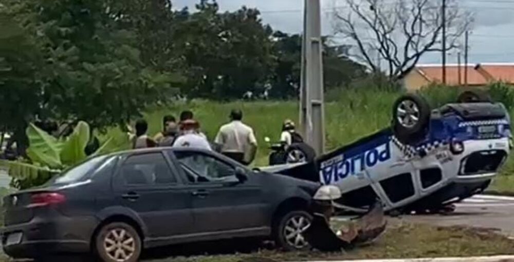 [VÍDEO] Viatura da PM capota após batida em cruzamento de Araguaína e deixa policial ferido