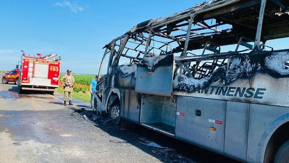 VÍDEO: Ônibus de transporte rodoviário fica totalmente destruído após incêndio durante viagem para Palmas; confira