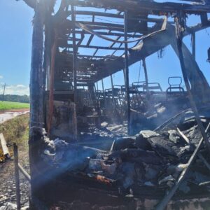 VÍDEO: Ônibus de transporte rodoviário fica totalmente destruído após incêndio durante viagem para Palmas; confira