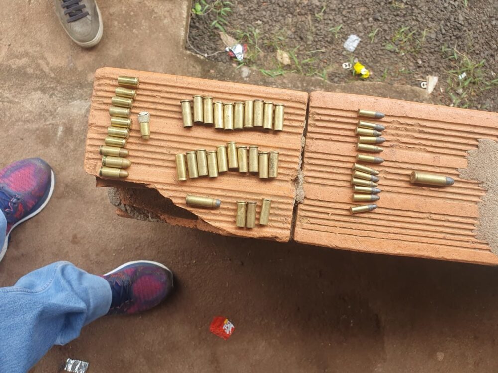 Dezenas de munições e uma arma de fogo são apreendidas de suspeitos de praticar tráfico de drogas em Wanderlândia
